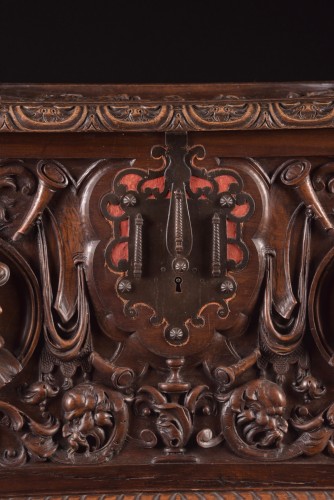 XIXe siècle - Coffre en noyer sculpté de style néoclassique, Italie fin XIXe siècle