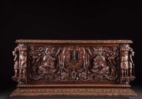 Coffre en noyer sculpté de style néoclassique, Italie fin XIXe siècle - Napoléon III