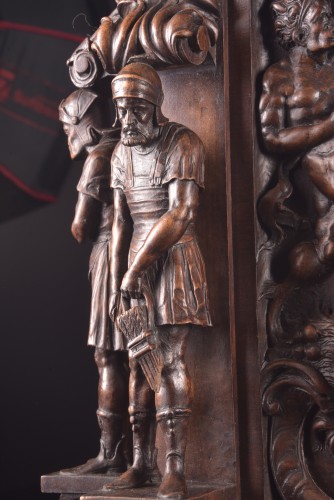 Napoléon III - Coffre en noyer sculpté de style néoclassique, Italie fin XIXe siècle