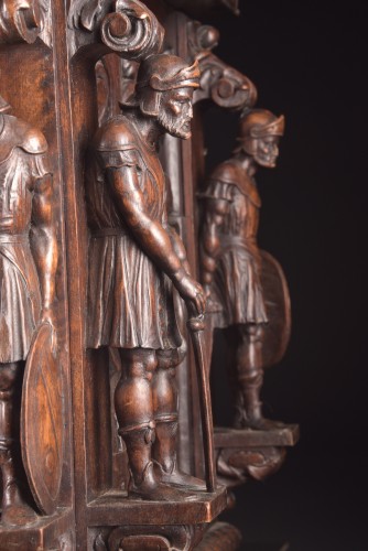 Antiquités - Coffre en noyer sculpté de style néoclassique, Italie fin XIXe siècle