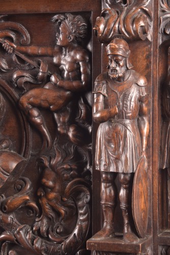 Antiquités - Coffre en noyer sculpté de style néoclassique, Italie fin XIXe siècle