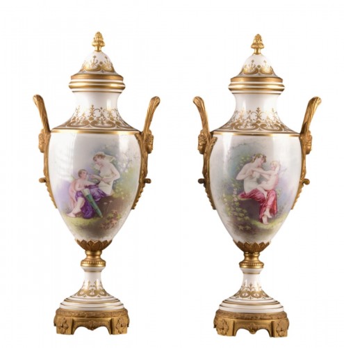 Paire d’urnes monumentales en porcelaine française montées en bronze doré