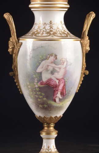 Objet de décoration Cassolettes, coupe et vase - Paire d’urnes monumentales en porcelaine française montées en bronze doré