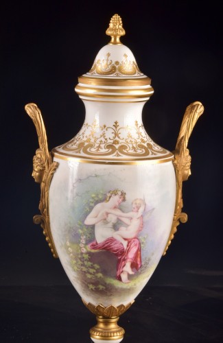 XIXe siècle - Paire d’urnes monumentales en porcelaine française montées en bronze doré