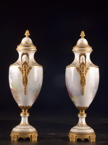 Paire d’urnes monumentales en porcelaine française montées en bronze doré - Napoléon III