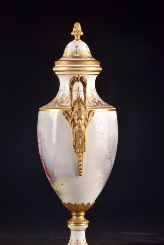 Napoléon III - Paire d’urnes monumentales en porcelaine française montées en bronze doré