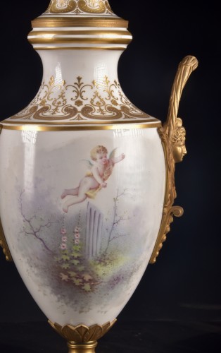 Antiquités - Paire d’urnes monumentales en porcelaine française montées en bronze doré