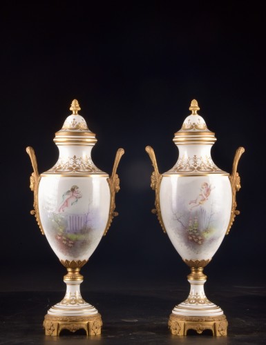 Antiquités - Paire d’urnes monumentales en porcelaine française montées en bronze doré