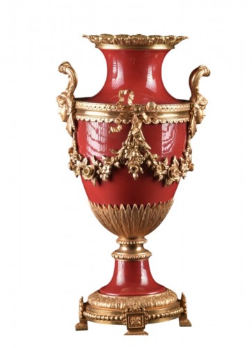 Vase en verre rouge sang-de-bœuf à monture en bronze, France époque Napoléon III