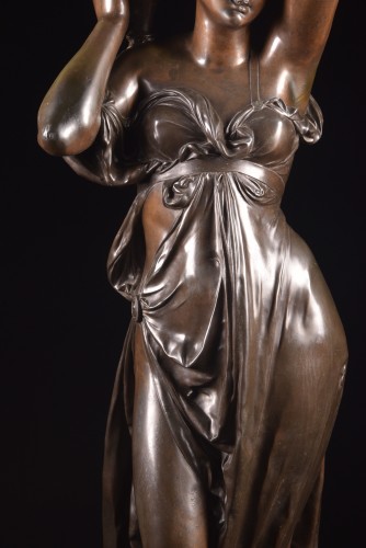 Figure féminine grandeur nature, signée A. Carrier - Mora Antiques