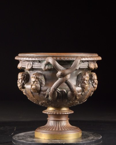 Vase néoclassique en bronze, inspiré du Vase de Warwick - Objet de décoration Style Napoléon III