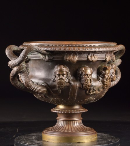 Vase néoclassique en bronze, inspiré du Vase de Warwick - Mora Antiques