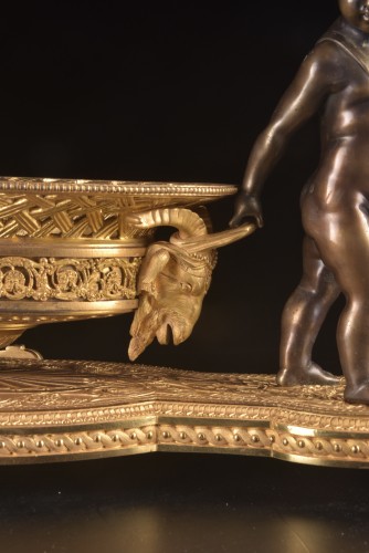 Centre de table Charles X en bronze doré et bronze patiné - Mora Antiques