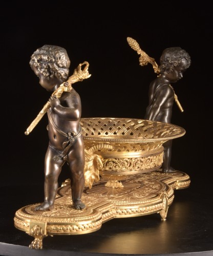 XIXe siècle - Centre de table Charles X en bronze doré et bronze patiné