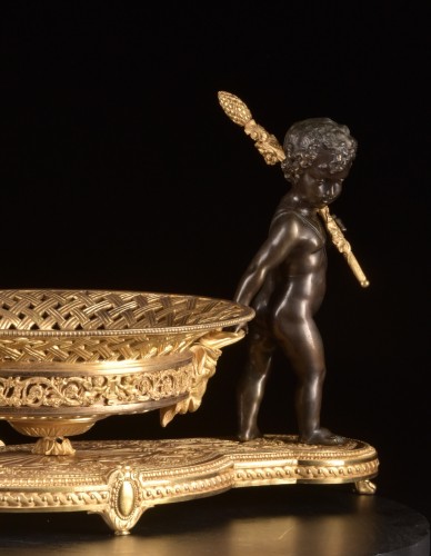 Restauration - Charles X - Centre de table Charles X en bronze doré et bronze patiné