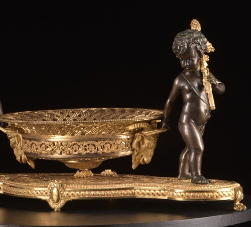 Antiquités - Centre de table Charles X en bronze doré et bronze patiné