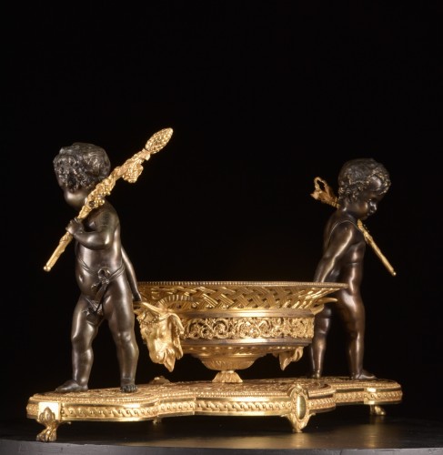 Antiquités - Centre de table Charles X en bronze doré et bronze patiné