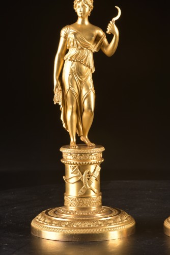 Paire de bougeoirs Empire en bronze doré - Mora Antiques