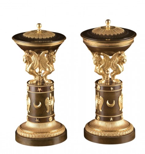 Paire de cassolettes Empire en bronze doré et patiné à décor de sphinx
