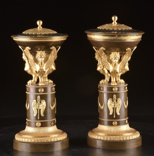 Objet de décoration Cassolettes, coupe et vase - Paire de cassolettes Empire en bronze doré et patiné à décor de sphinx