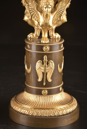 Paire de cassolettes Empire en bronze doré et patiné à décor de sphinx - Empire