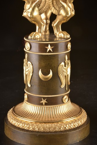 Empire - Paire de cassolettes Empire en bronze doré et patiné à décor de sphinx