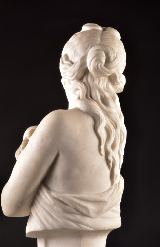 Elegant marble bust of a young woman - 