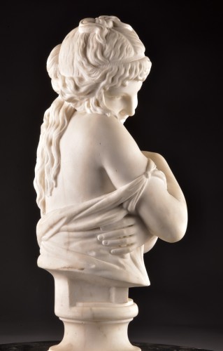 19th century - Elegant marble bust of a young woman