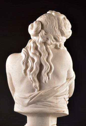 Antiquités - Elegant marble bust of a young woman