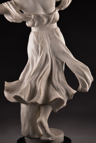 Sculpture en marbre, jeune fille dansante - Mora Antiques