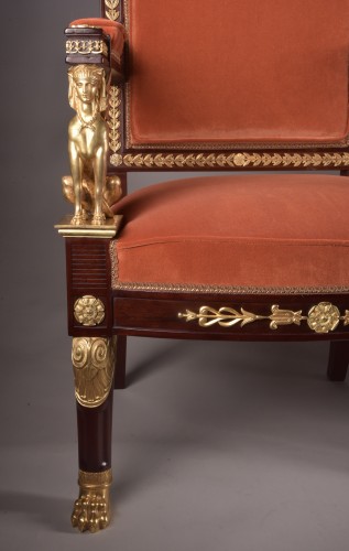 XIXe siècle - Paire de fauteuils fin XIXe siècle aux sphinges en bronze doré