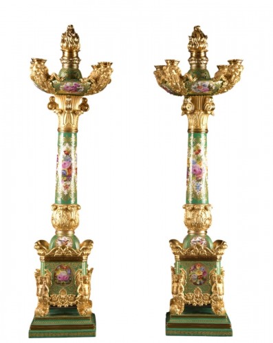 Paire de candélabres en porcelaine à décor polychrome de Jacob Petit