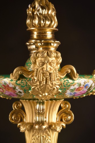 Céramiques, Porcelaines  - Paire de candélabres en porcelaine à décor polychrome de Jacob Petit
