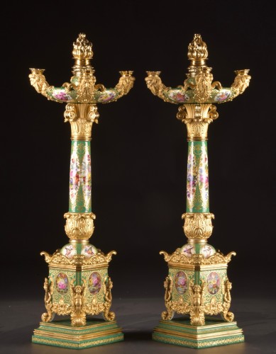 Paire de candélabres en porcelaine à décor polychrome de Jacob Petit - Mora Antiques