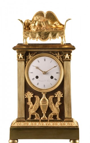 Pendule d'époque Empire en bronze patiné et bronze doré au mercure – Alexandre à Pari