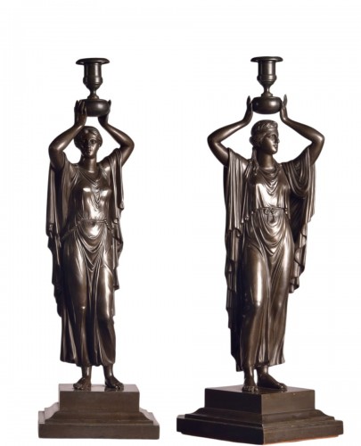 Paire de bougeoirs figuratifs en bronze patiné