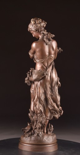 Hippolyte Moreau (1832–1927) – Figure féminine allégorique - Mora Antiques