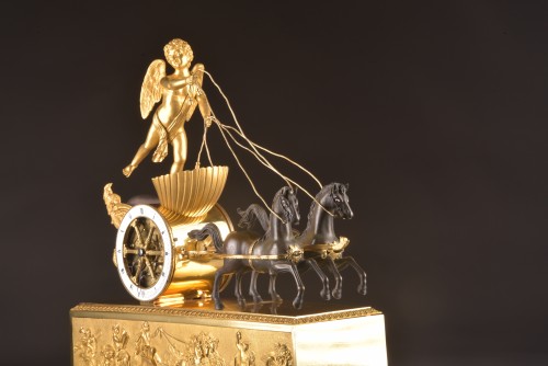 Horlogerie Pendule - Pendule de char d’époque Empire en bronze doré et patiné, signée Courvoisier à Paris,