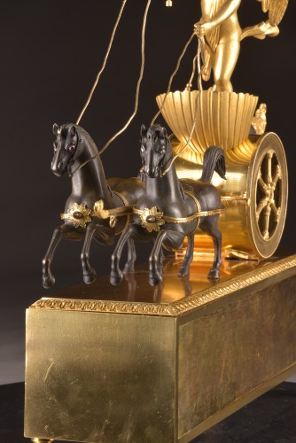 Antiquités - Pendule de char d’époque Empire en bronze doré et patiné, signée Courvoisier à Paris,