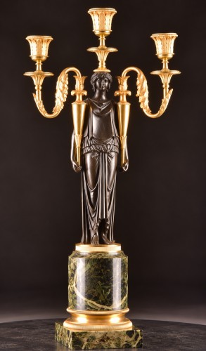 Paire d’importants candélabres Empire aux cariatides en bronze patiné et doré - Luminaires Style Empire