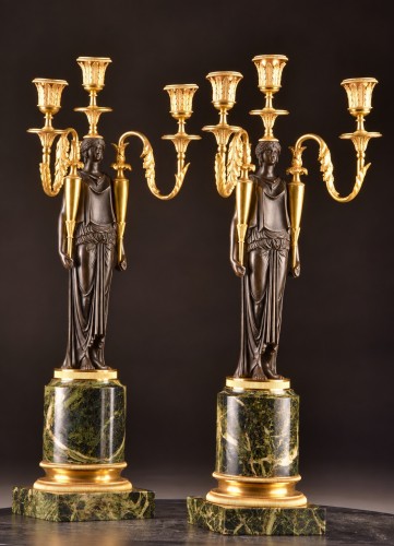 Luminaires Bougeoirs et Chandeliers - Paire d’importants candélabres Empire aux cariatides en bronze patiné et doré