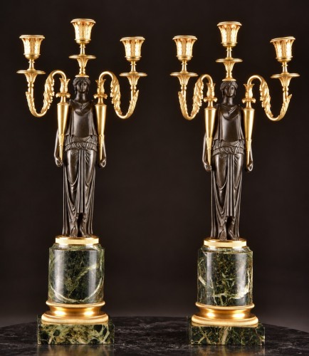 Empire - Paire d’importants candélabres Empire aux cariatides en bronze patiné et doré