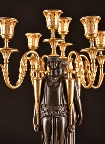 Antiquités - Paire d’importants candélabres Empire aux cariatides en bronze patiné et doré