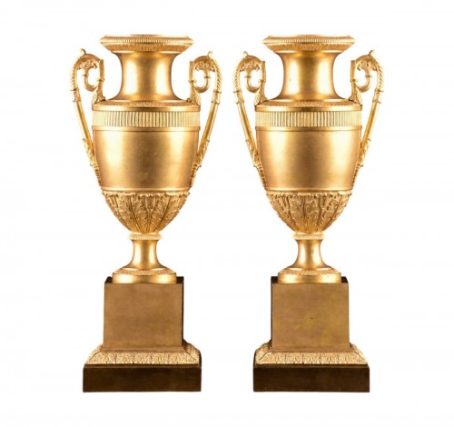 Paire de vases amphores en bronze doré d’époque Empire, vers 1810–1820