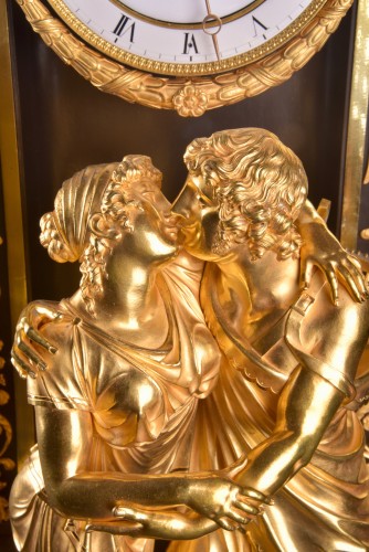 Antiquités - “Le Réconciliation” grande pendule Empire romantique en bronze doré