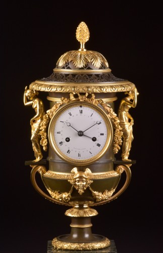 Grande horloge de cheminée en bronze doré et marbre par Thomire, circa 1800 - Mora Antiques