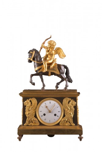 Vendre: Cupidon à cheval, une pendule Directoire en bronze doré