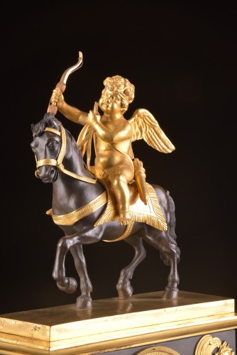 Cupidon à cheval, une pendule Directoire en bronze doré - Mora Antiques