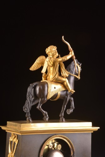 Cupidon à cheval, une pendule Directoire en bronze doré - Directoire