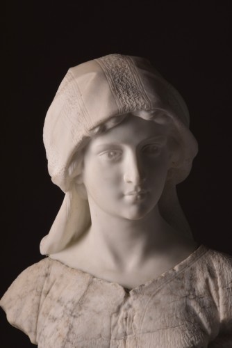 Sculpture  - Large two-tone Carrara marble bust of a young woman